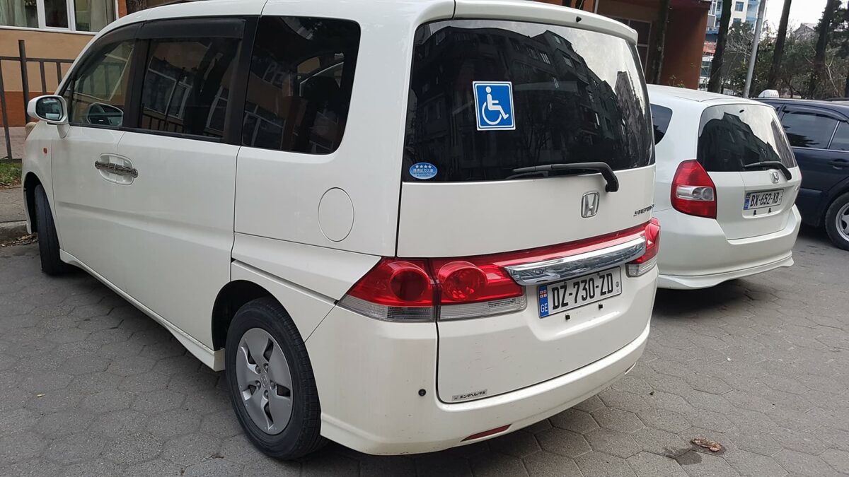 Белый Honda Stepwgn для трансфера из аэропорта